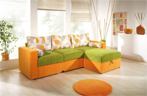 Зелёно-оранжевый диван 