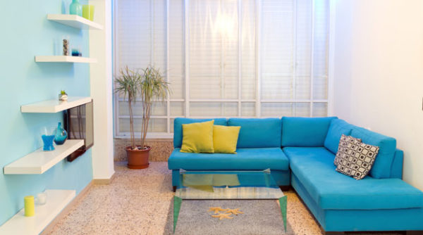 Насыщенно голубой диван в гостиной 