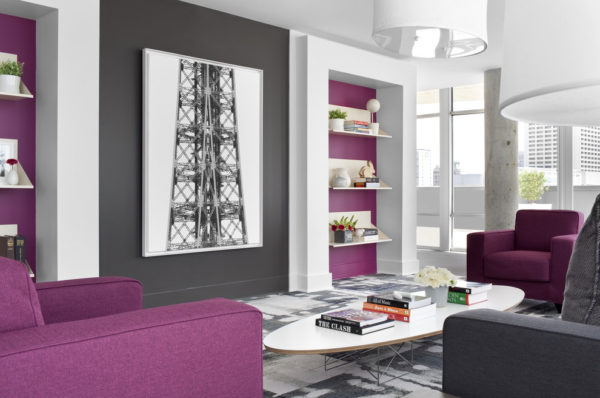 Фиолетовая мебель, белый журнальный столик 