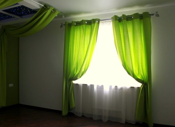Зелёные шторы в гостиной в частном доме