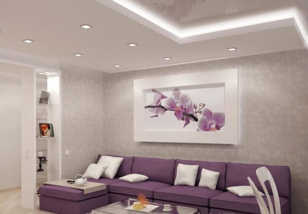 Картина с орхидеей над сиреневым диваном 