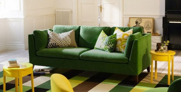 Зелёный диван и жёлтые стулья 