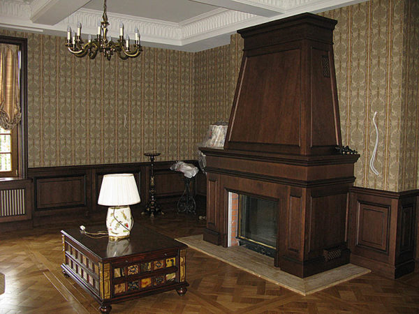 Деревянный камин в гостиной 