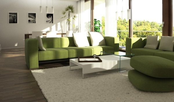 Зелёный диван в бежевом интерьере 