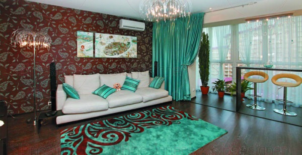 Яркие бирюзовые шторы и ковёр в гостиной 