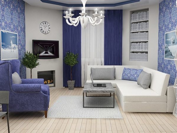 Белый диван и синее кресло в интерьере 