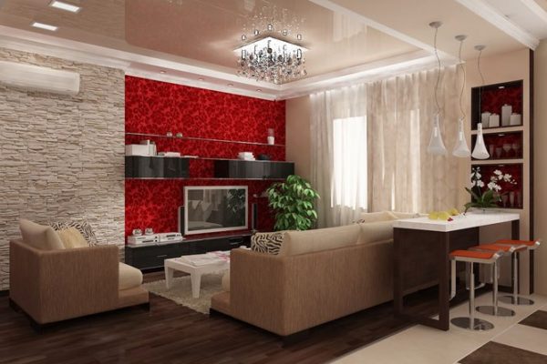 Красные обои в мелкий рисунок и декоративный камень в дизайне гостиной-кухни 