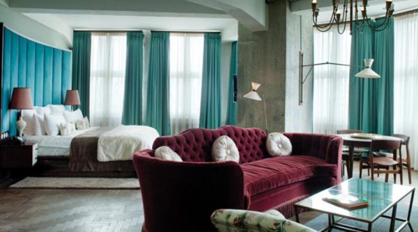 Бордовый диван в бирюзовой гостиной