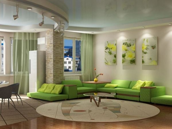 Большой зелёный диван в зале 