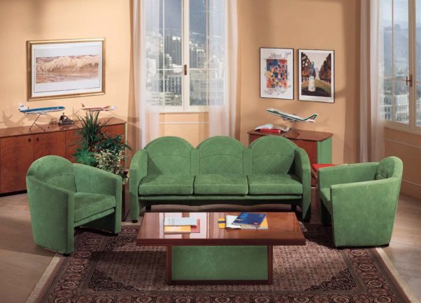 Тёмно зелёный диван в гостиной 