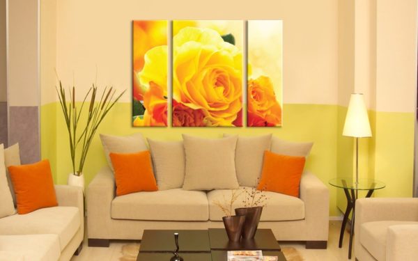 Жёлтые розы в гостиной на картине 