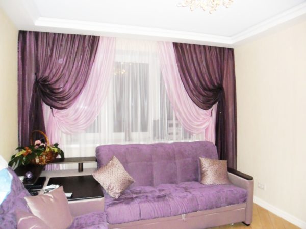 Тёмно-фиолетовый портьер в гостиной 