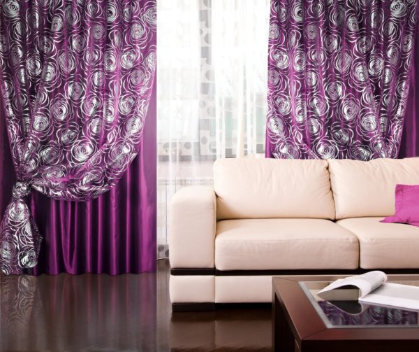 Светлый диван и фиолетовые шторы 