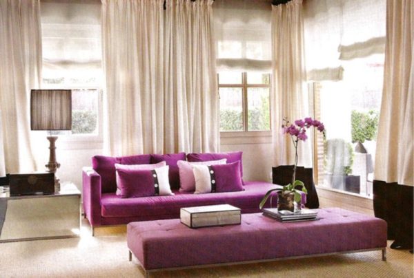 Светлая гостиная и фиолетовая мебель 