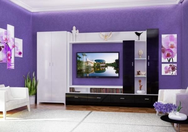 Стенка-шкаф в фиолетовой гостиной 
