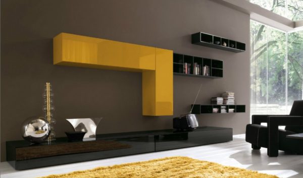 Жёлто-чёрная корпусная мебель в гостиной фото 