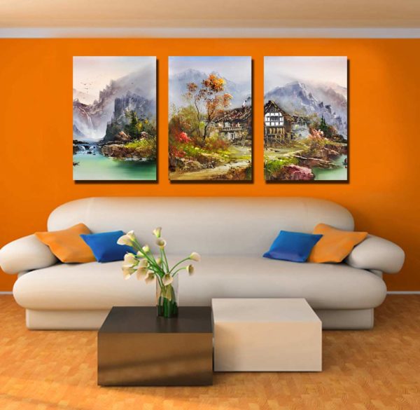 Пейзаж на оранжевой стене в зале 