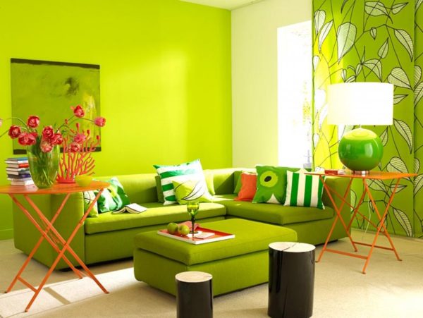 Яркий зелёный диван 