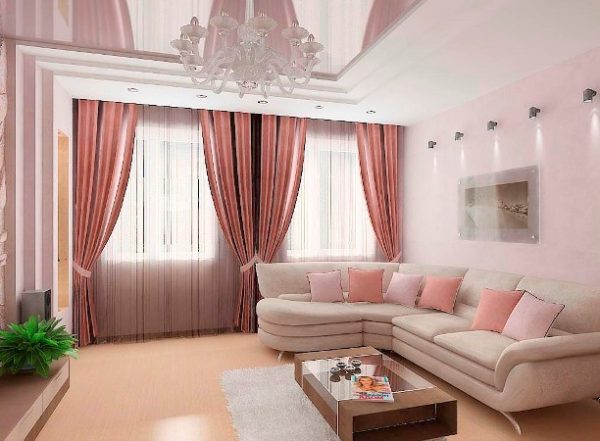 Розовый цвет в интерьере гостиной с двумя окнами 