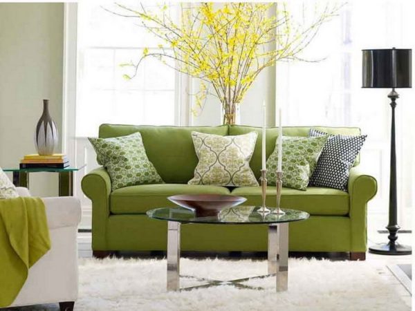 Стеклянный столик и зелёный диван 