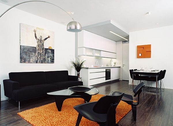 Чёрно-белая гостиная с оранжевым ковром 