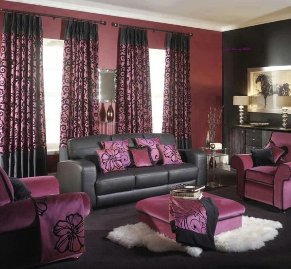 Чёрный диван и фиолетовые кресла 
