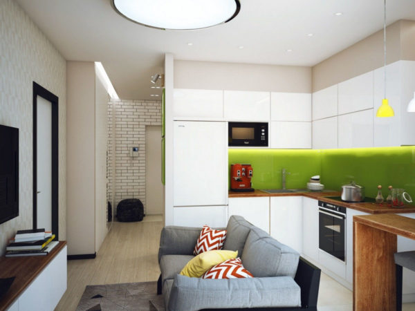Серый диван в небольшой кухни-гостиной 
