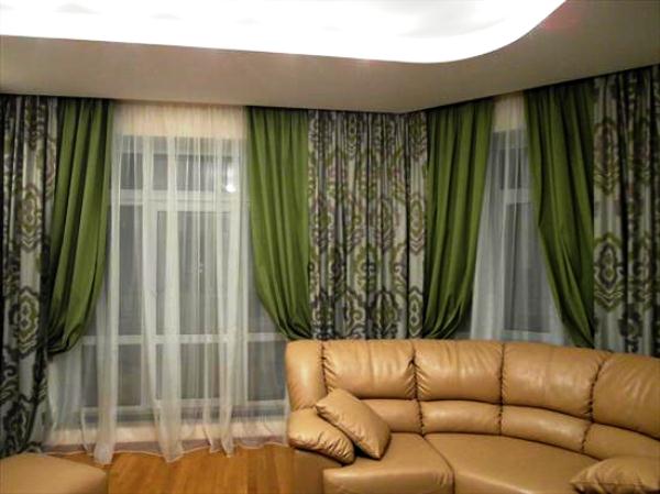 Коженный диван и зелёные шторы 