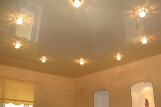 Одноуровневый натяжной потолок — самый простой и практичный вариант